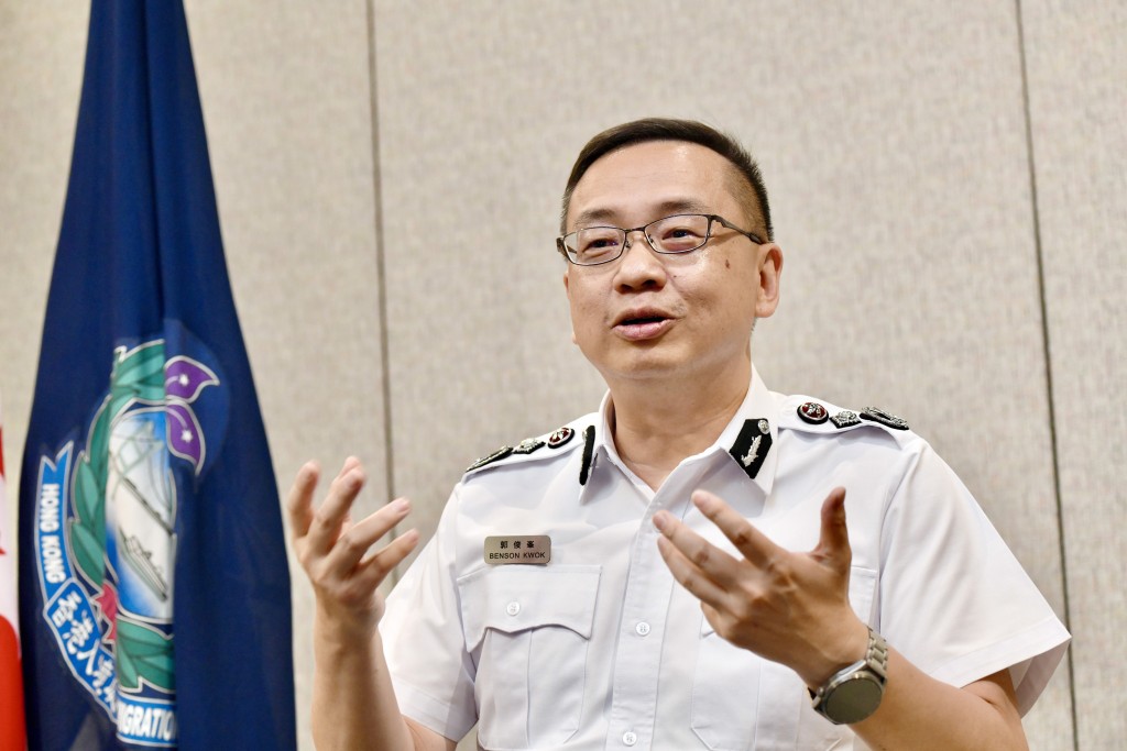 入境處處長郭俊峯強調,入境處積極培訓前線人員的國家安全意識和執法能力。 入境處處長郭俊峯強調,入境處積極培訓前線人員的國家安全意識和執法能力。