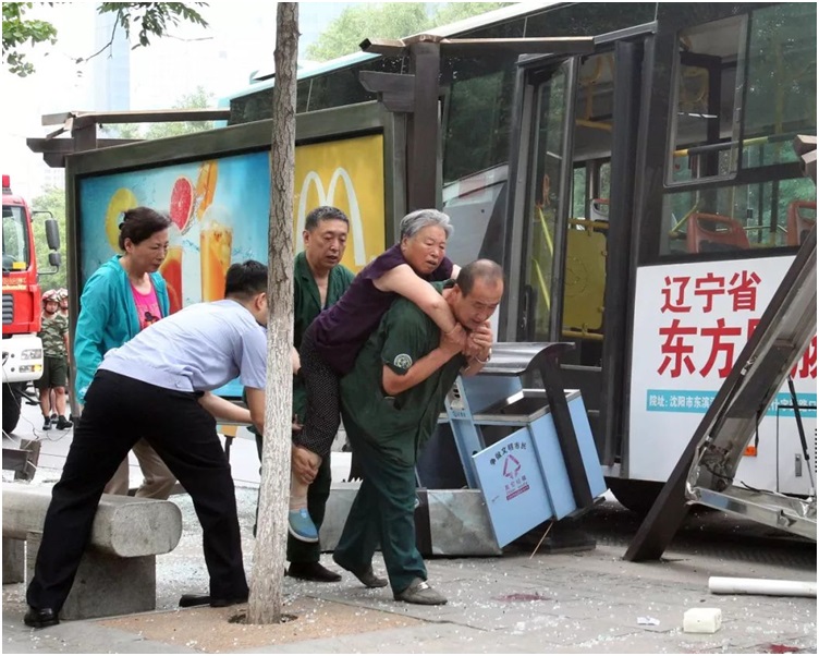 有市民帮忙扶起年老的伤者。网图