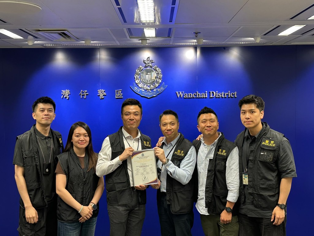 小队人员凭借在案件调查和团队协作表现出色,获颁「总区最佳刑事调查队」奖状。 小队人员凭借在案件调查和团队协作表现出色,获颁「总区最佳刑事调查队」奖状。
