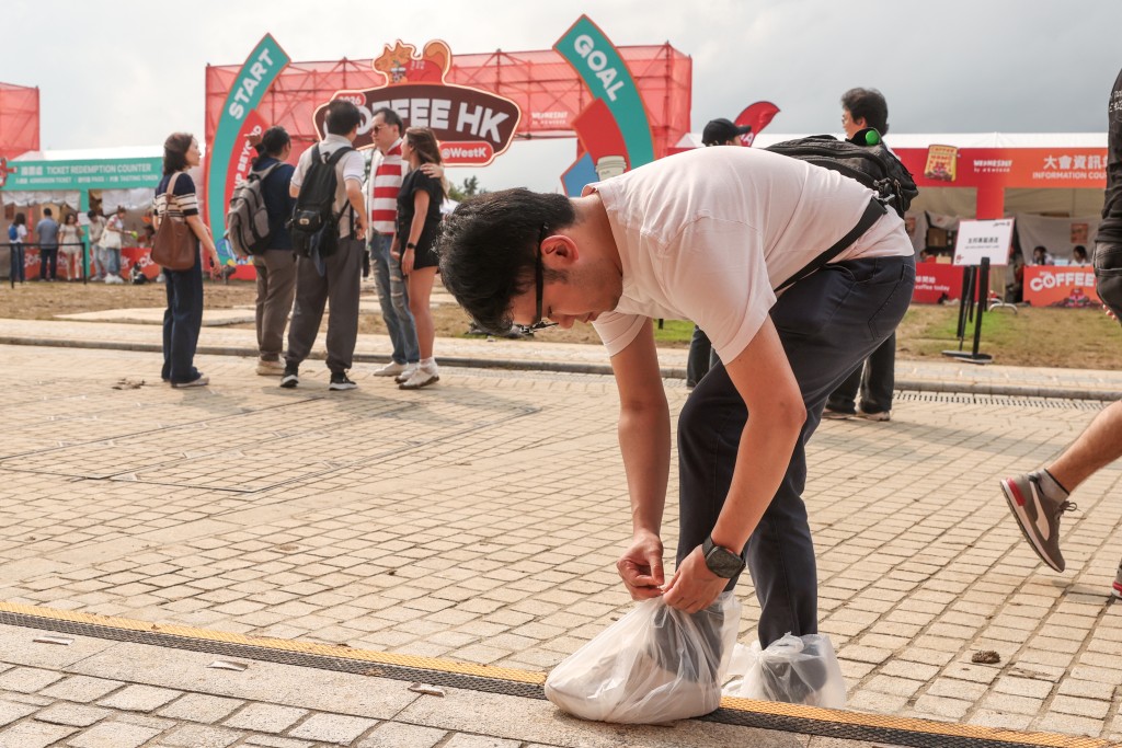 入場市民以膠袋保護鞋子。 入場市民以膠袋保護鞋子。