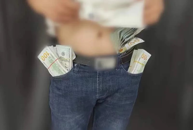 男子腰腹部也收藏有美金。