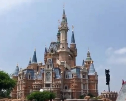 上海迪士尼樂園「禁止攜帶外來食物入園」、「入園需要開袋檢查」等規定飽受爭議。 網圖