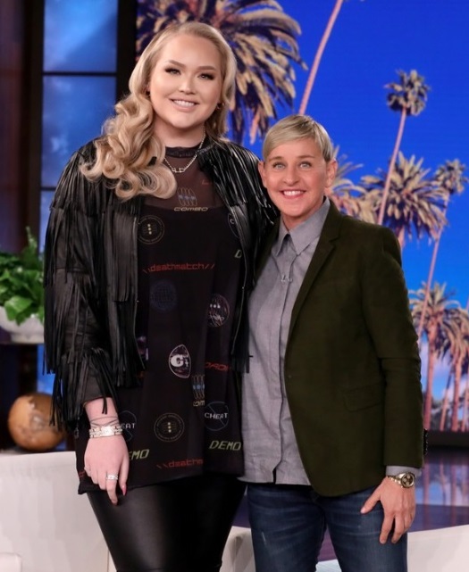 跨性别美妆博主Nikkie Tutorials（左）投诉遭Ellen歧视。