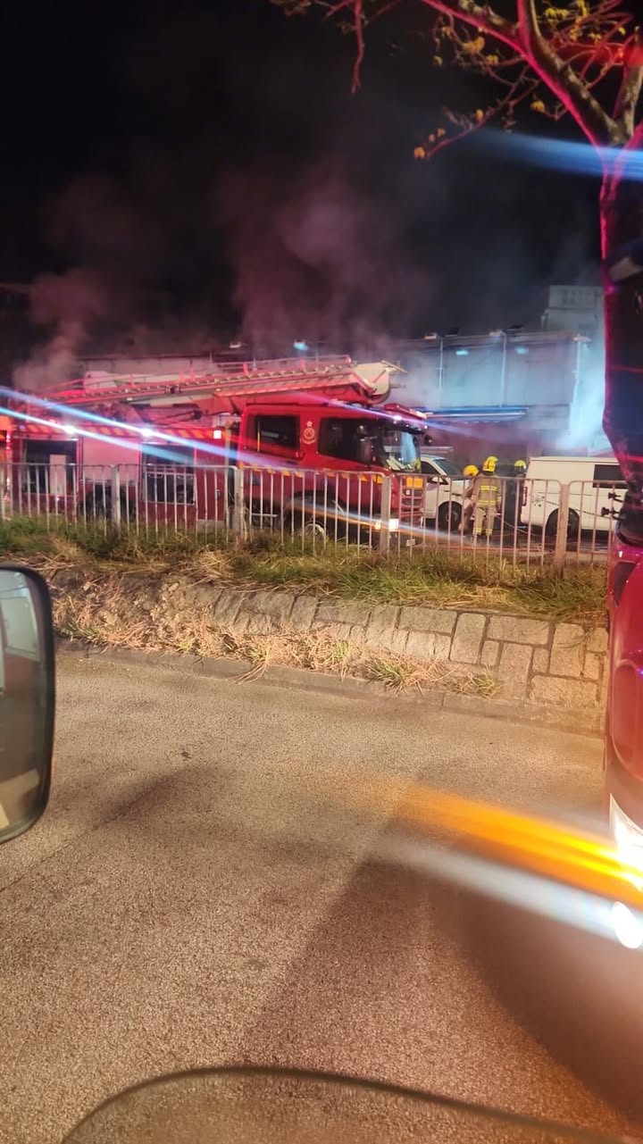 消防到場將火救熄。 Facebook 馬路的事 (即時交通資訊台) 圖片 消防到場將火救熄。 Facebook 馬路的事 (即時交通資訊台) 圖片