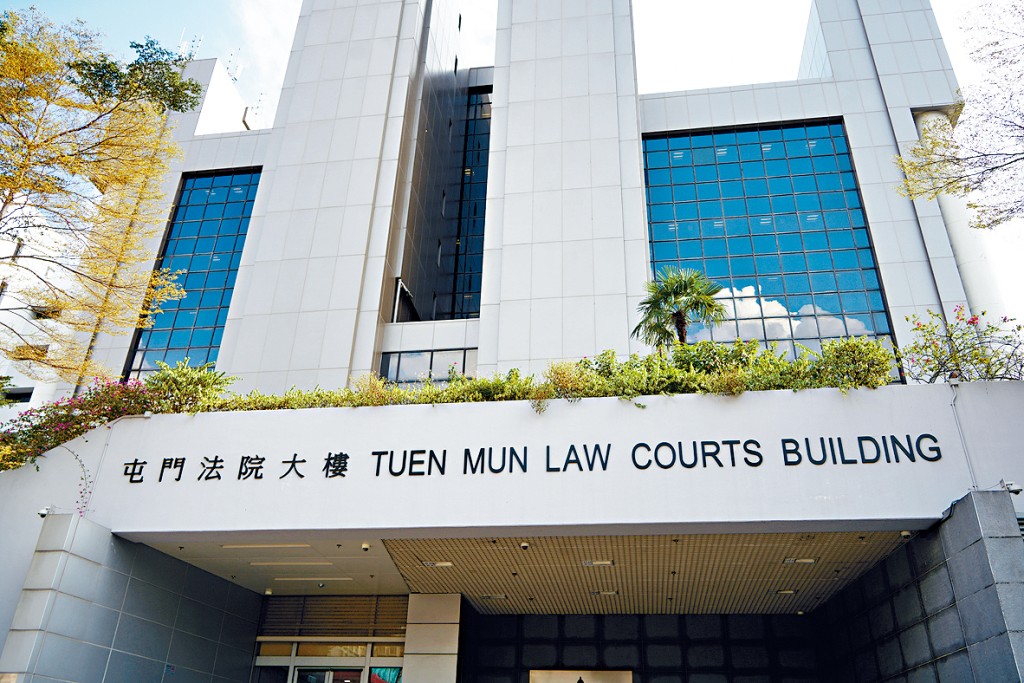 屯門某中學男教師多番於校內偷拍女學生裙底，判囚六個月。