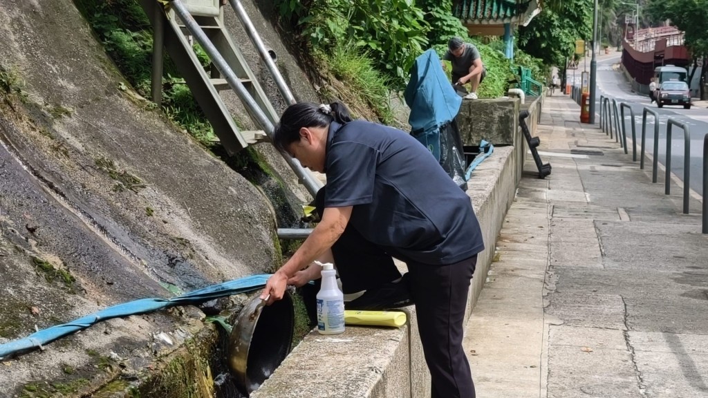 多名居民到山邊取山水洗碗碟。黃文威攝 多名居民到山邊取山水洗碗碟。黃文威攝