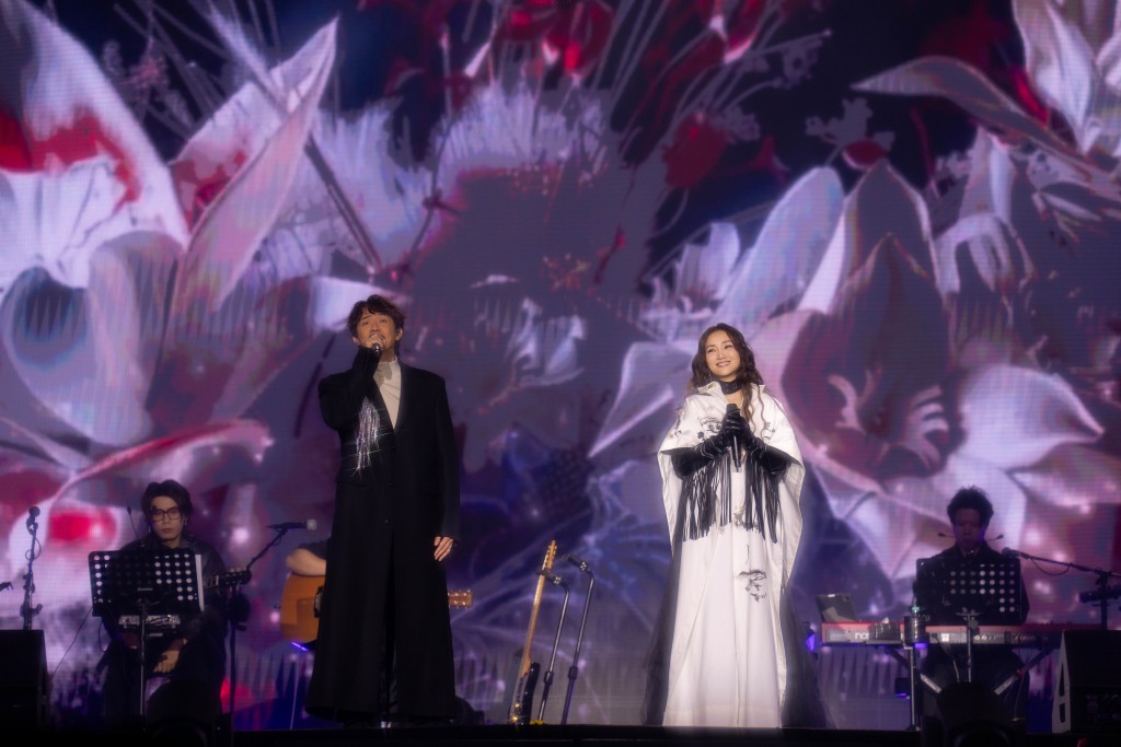 兩人甜蜜合唱《生命之花》。 兩人甜蜜合唱《生命之花》。