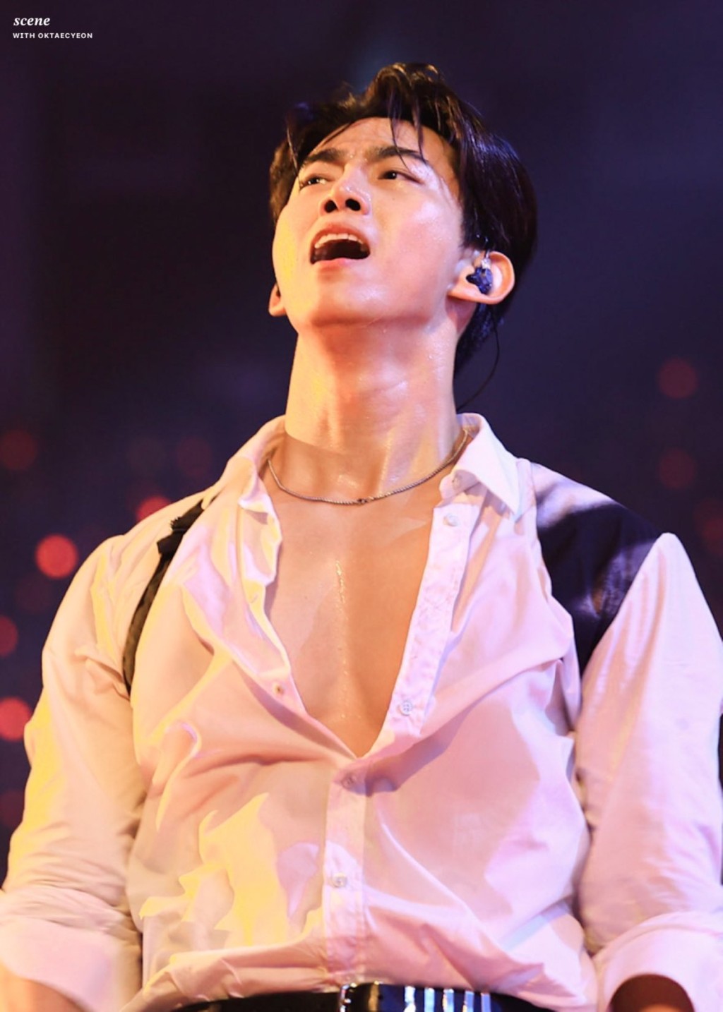 泽演在2PM演唱会中解开恤衫钮晒肌，幸福的Fans。