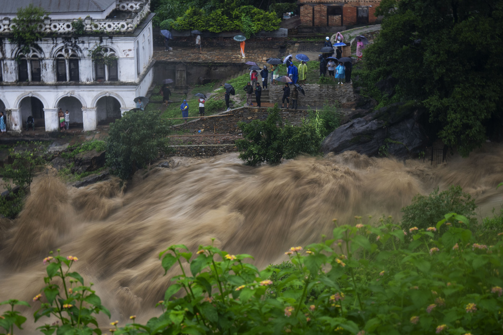 尼泊尔暴雨成灾至少11人死亡，8人失踪。美联社