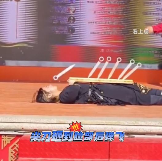 飛刀手失誤，鋼製飛刀擊中表演拍檔。