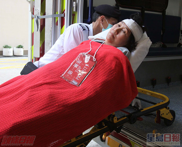 其中一名航機女搭客頭部受傷,需躺在擔架牀送院治理。資料圖片