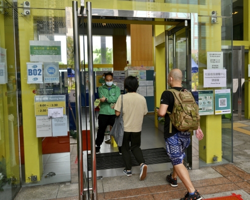 有地區人士認為，部分市民猶豫不決是由於擔心身體狀況不適宜打針。資料圖片