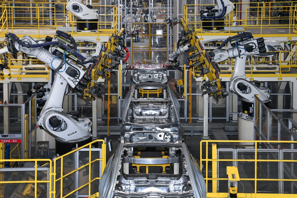 以吉利為例，招進去的中學生由相關業務的CEO或首席科學家親自帶教，直接切入新能源、AI和低空飛行等領域，正式入職後薪酬與大學生看齊。（新華社圖片）