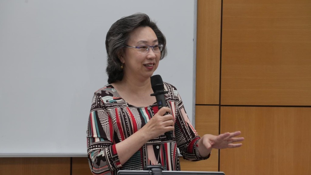 杨何蓓茵日前为「香港广东社团青年政治人才培训课程」主讲第六课，主题为「提高国家意识和身份认同」，其后与30多名学员互动交流。（杨何蓓茵fb图片）