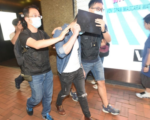 行動中有3人被捕，包括一名20多歲男子。