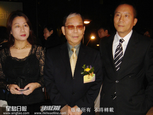 《2005 CASH 金帆音乐奖》顾嘉辉(中)与女儿和儿子到场合照。