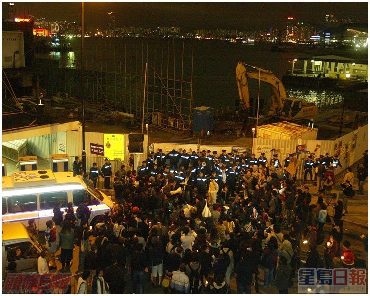 示威者與警方對峙。資料圖片