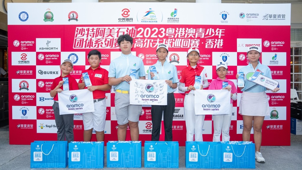約 120 名大灣區高球少將於粉嶺舊球場出戰「沙特阿美石油 2023 粵港澳青少 年高爾夫球巡迴賽‧香港」,得奬者於賽後合照。