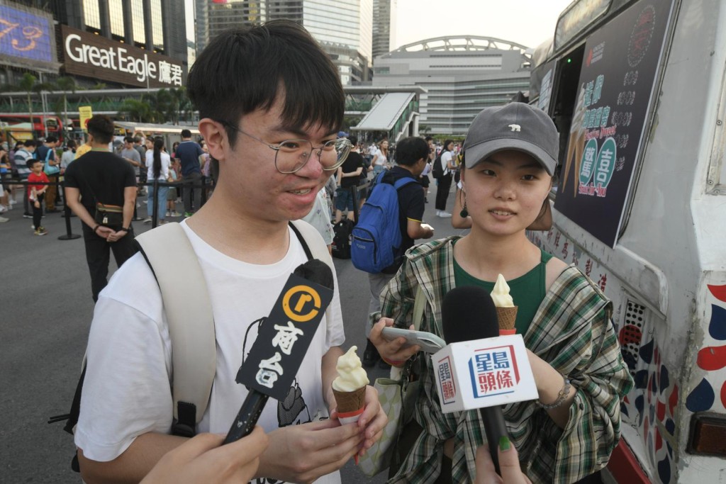 张同学(左)相信活动可吸引游客参加。陈浩元摄