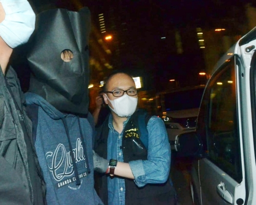 單位內一名男子被黑布蒙頭帶走。
