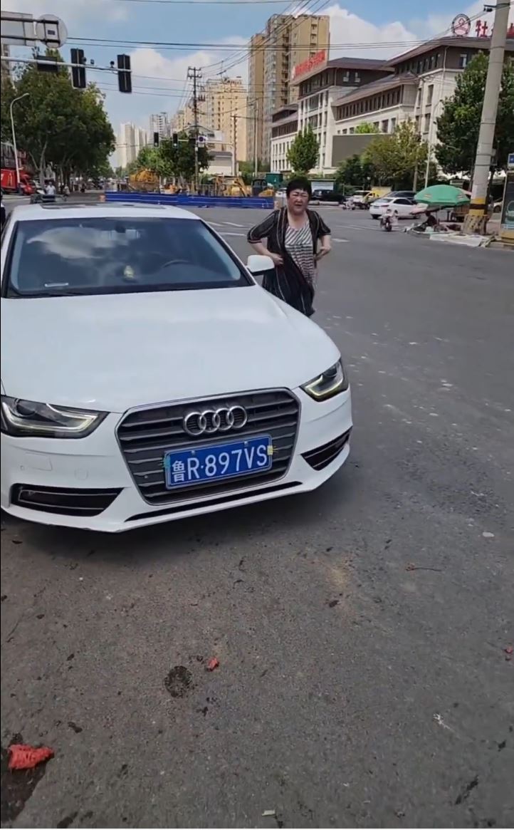 山東悍婦在水果檔掟西瓜洩憤後，被揭發違法駕套牌車。