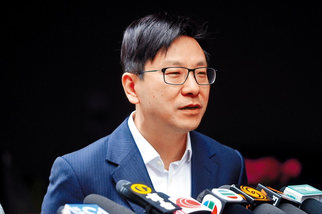 勞福局局長孫玉菡指現行犯下販毒、藐視法庭等罪行人士都能得到社工註冊,強調並非「唔畀機會」。