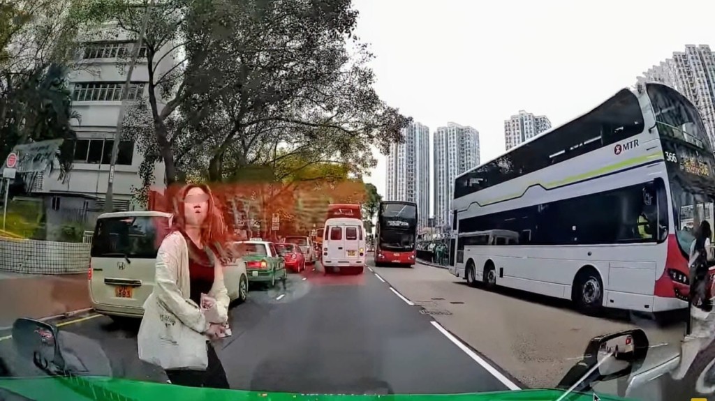 「攝車罅」是非常危險的過馬路行為,不少嚴重交通意外,都是因此發生。(來源:網上影片截圖) 「攝車罅」是非常危險的過馬路行為,不少嚴重交通意外,都是因此發生。(來源:網上影片截圖)