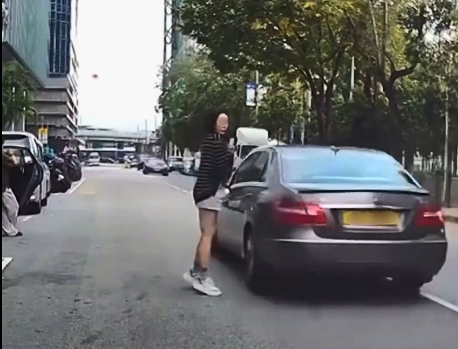 橫過馬路不要只顧看手機。(來源:網上影片截圖) 橫過馬路不要只顧看手機。(來源:網上影片截圖)