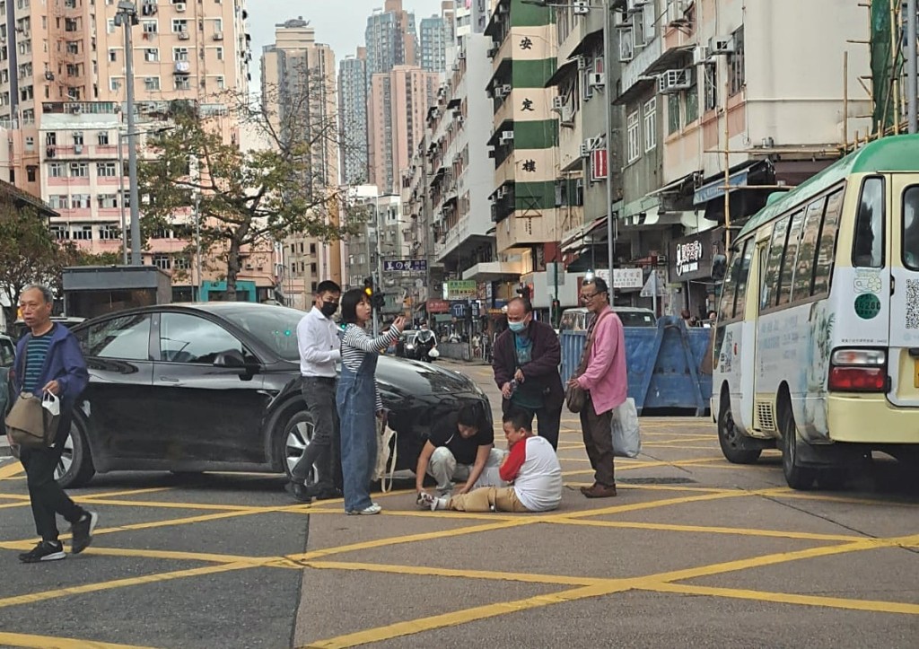 Tesla撞到途人。fb：香港交通突发报料区突发事故资迅谷