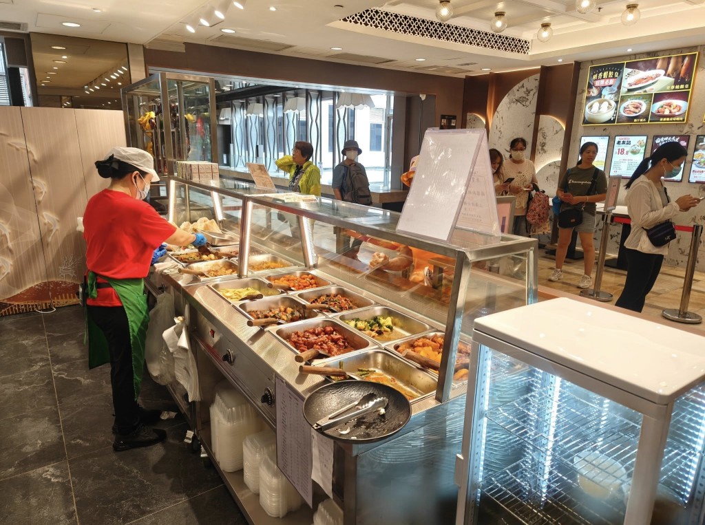 稻香近年積極轉型,多間分店增設「兩餸飯部」。 稻香近年積極轉型,多間分店增設「兩餸飯部」。