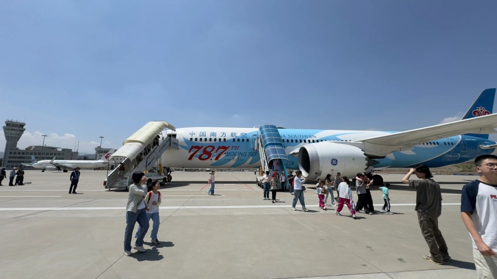 南方航空一航班因機件故障備降青海西寧。微博@CDAPT--蘭博天使_ 南方航空一航班因機件故障備降青海西寧。微博@CDAPT--蘭博天使_
