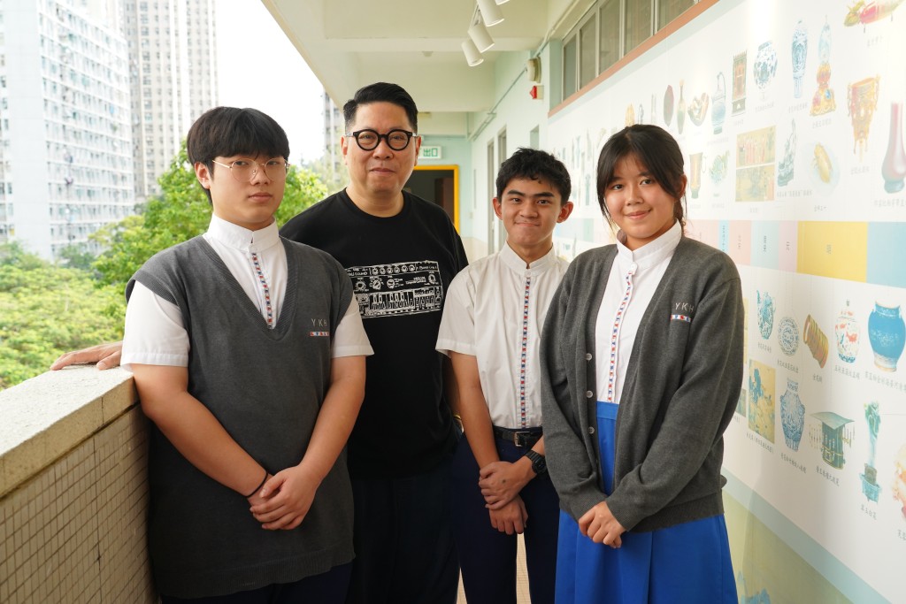 参加「DJ埋班练习」的同学欧海廷(左一)、邓子浩(右二)、郑梓琪(右一)与导师蔡展辉(左二)分享活动感受。(叶伟豪摄) 参加「DJ埋班练习」的同学欧海廷(左一)、邓子浩(右二)、郑梓琪(右一)与导师蔡展辉(左二)分享活动感受。(叶伟豪摄)