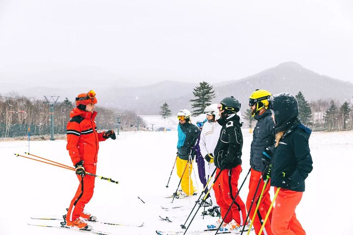 滑雪學校教練團隊能為初學者提供最佳的訓練課程。