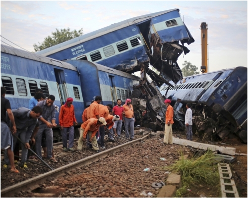 事发后，其中一个车厢压住另一卡，另12节车厢出轨后翻侧。AP
