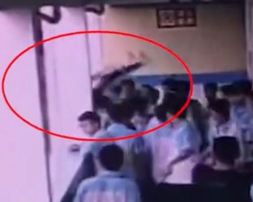 广西一名男子遭同学扔落楼，内脏严重受损多处骨折。 网图