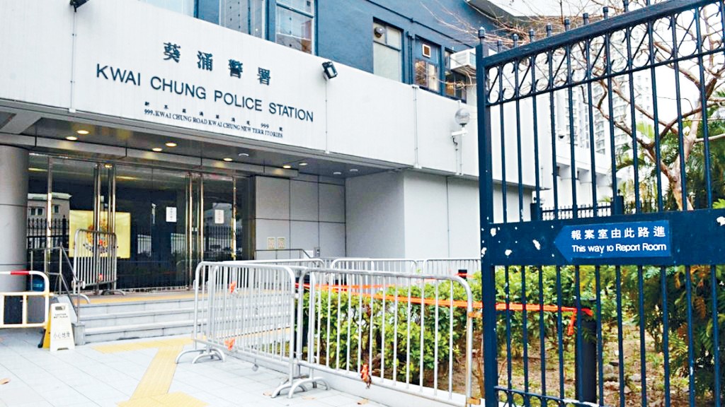 葵青警區刑事部及葵涌分區特遣隊人員拘捕4名年僅12至15歲的男童。