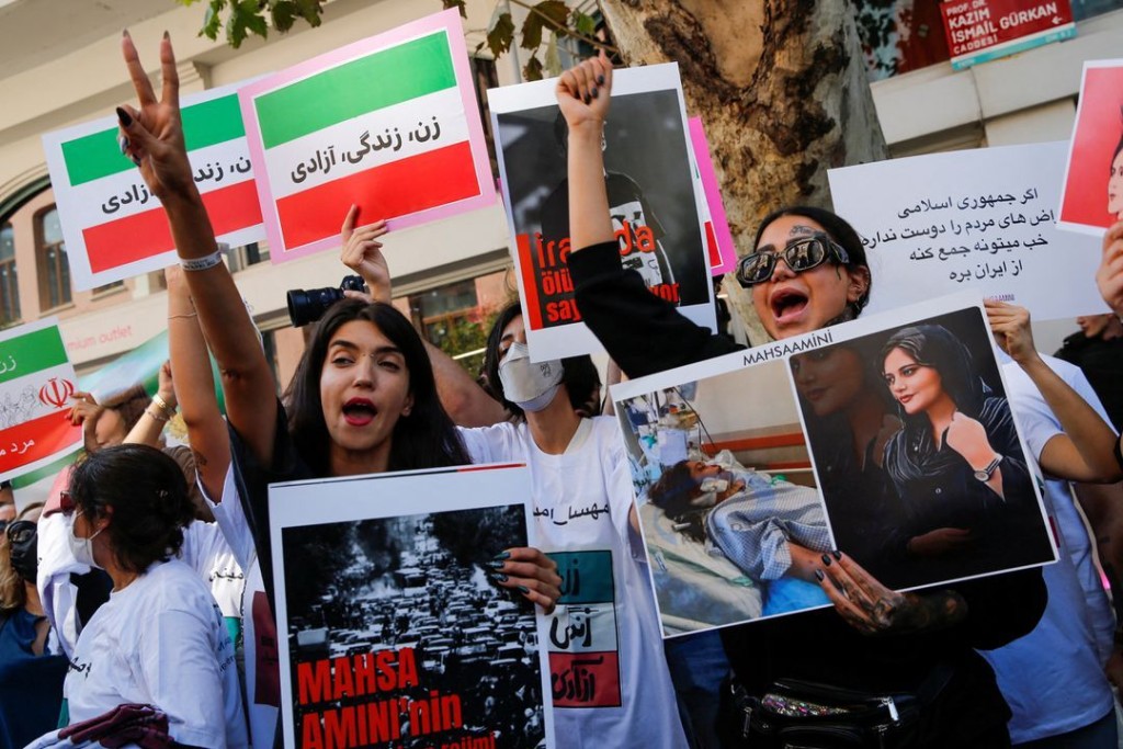 挺身抗议头巾法的伊朗示威者。路透社