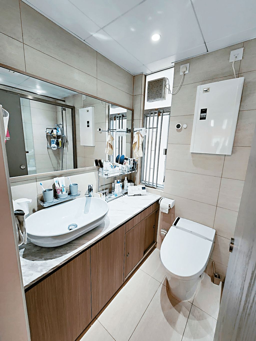 浴室打理整潔，設有大面鏡子，方便整理儀容。