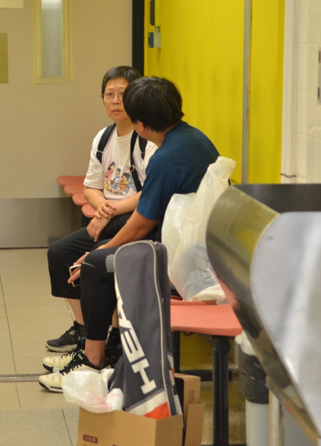 女傭同行的男女僱主, 在聯合醫院協助警方調查。 林思明攝