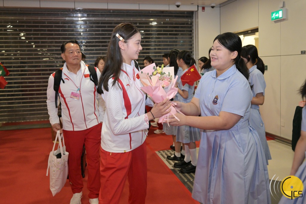 澳門學生向國家奧運健兒獻花。