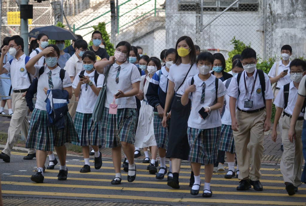 近年教育局已将中一入学申请电子化，在「自行分配学位」阶段，家长可选择亲身到校递交申请表，亦可透过「中一派位电子平台」申请。 资料图片