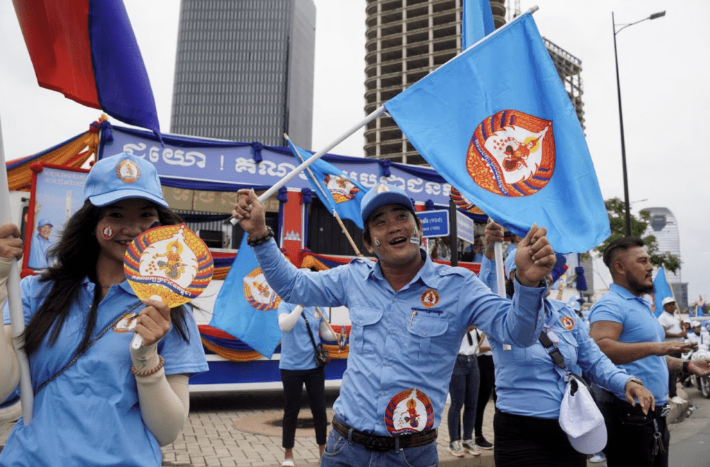 人們參加 2023 年 7 月 21 日在柬埔寨金邊舉行的柬埔寨人民黨 (CPP) 即將舉行的大選的最後競選活動。 路透社