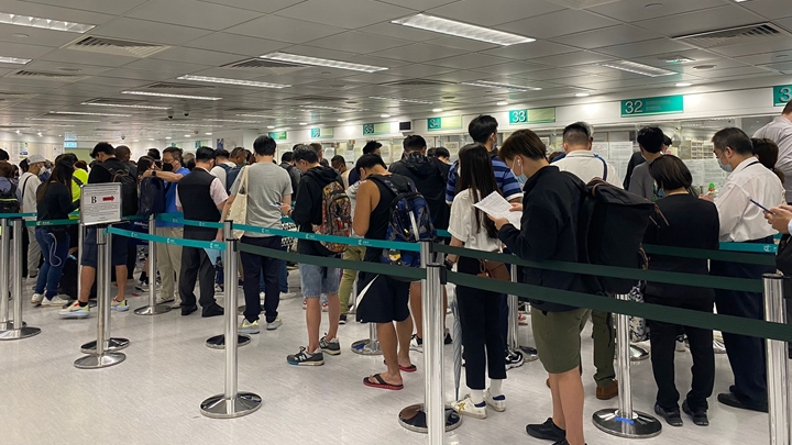 運輸署今日(16日)起分階段推出14款電子許可證。