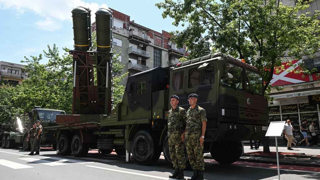 塞尔维亚首次公开展示购自中国的防空雷达系统和导弹。