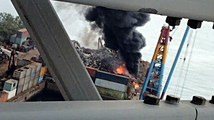 青衣海邊回收場起火。fb：車cam L（香港群組）