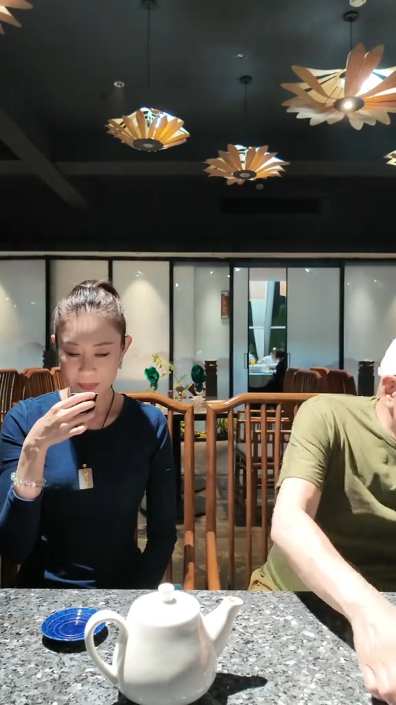 湯鎮業推開嫩妻斟茶的茶杯。 湯鎮業推開嫩妻斟茶的茶杯。