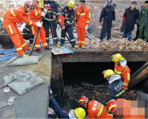 救援人員到場再救出兩人已死亡。