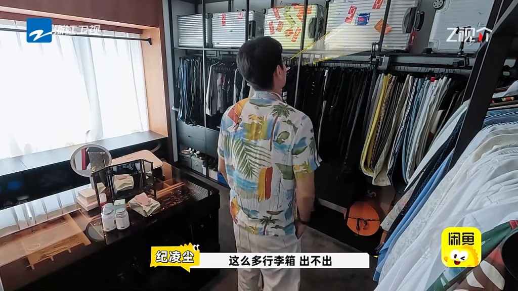 十足走入一間名牌店舖。 十足走入一間名牌店舖。