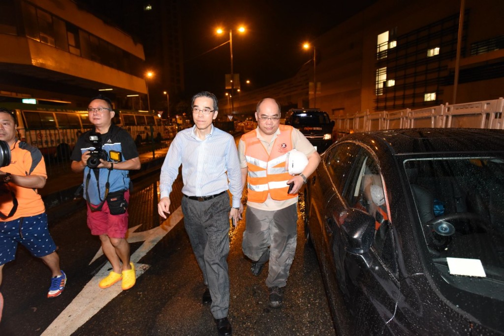 港鐵車務總監劉天成事後亦由職員陪同到場了解事件。丁志雄攝