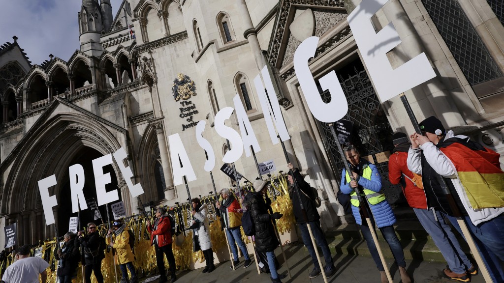 支持者在英國最高法院外聲援阿桑奇。 路透社